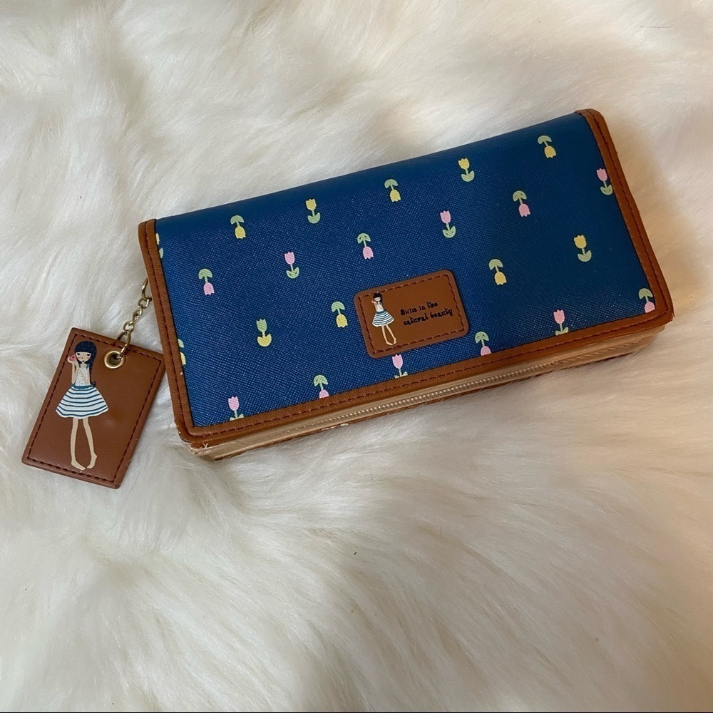 💥5/$25 Swim in  the natural‎ beauty Women’s blue floral wallet